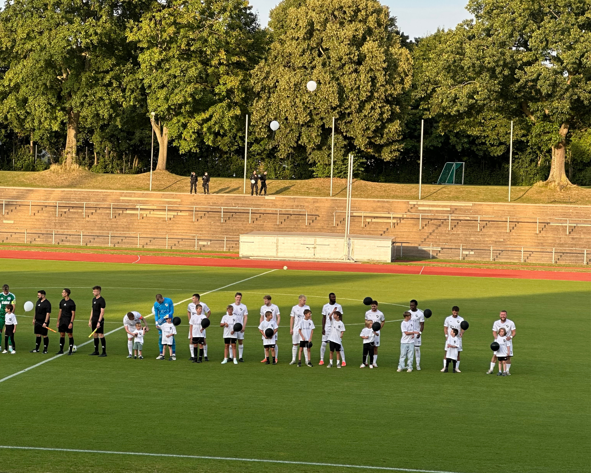 Ein Verein! Ein Dorf! Eine Familie – und ein Ball, der alles verbindet.